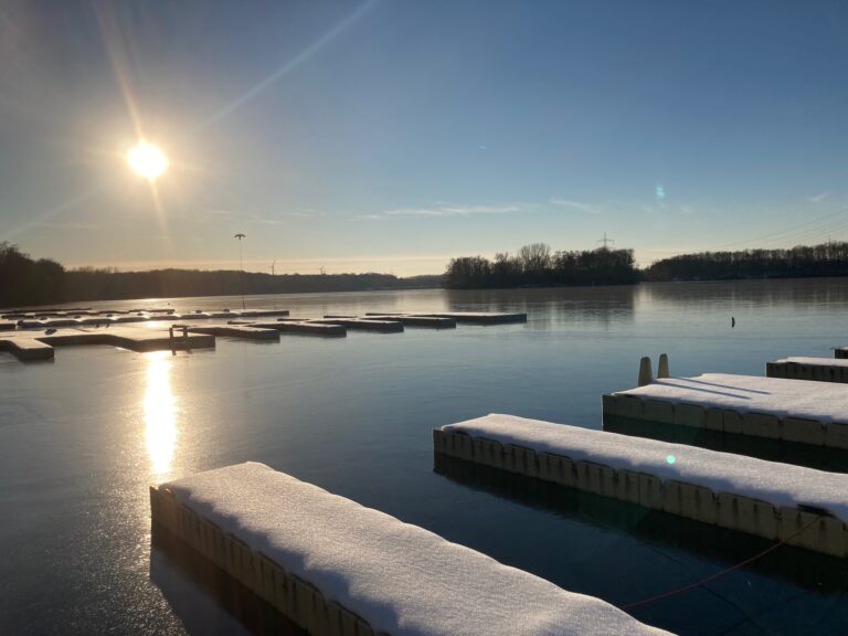 Zugefrorener See im Winter mit Sonne